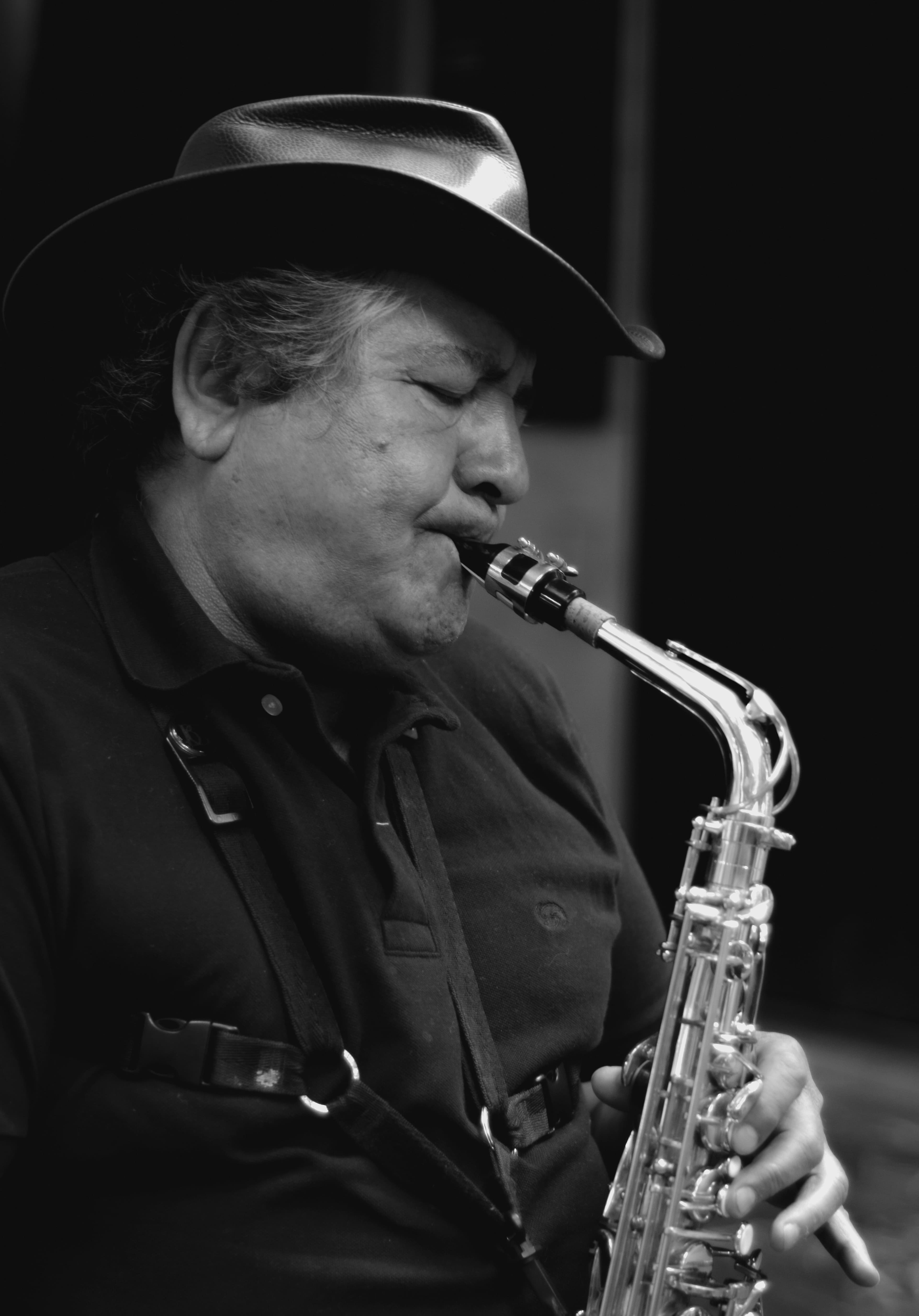 Monochrome image of a saxophonist playing music outdoors in Mendoza, Argentina.