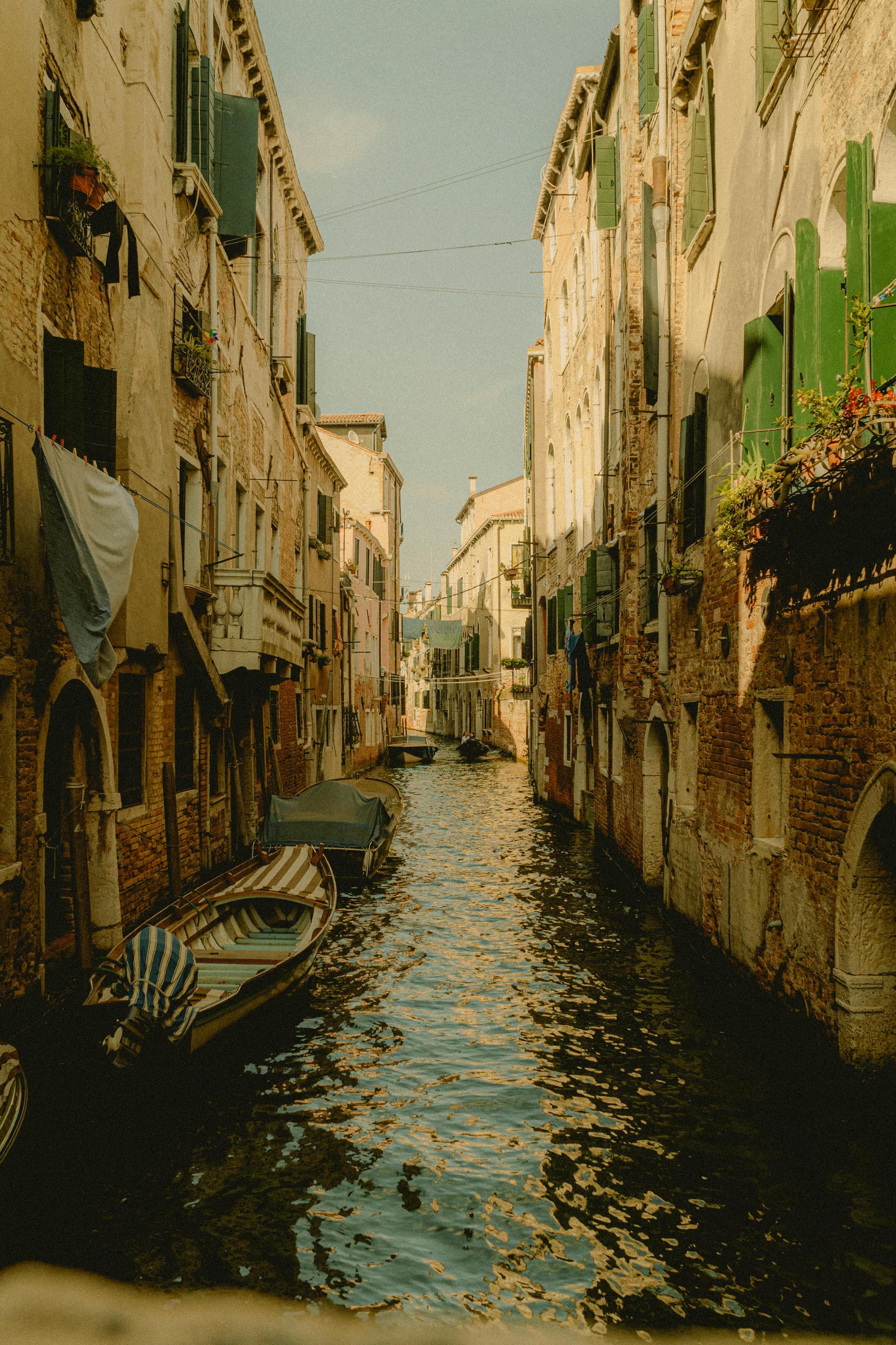 Free stock photo of canal boat, canals, italian architecture